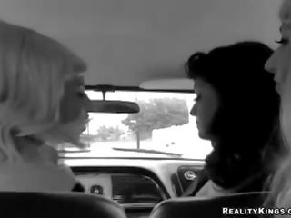 Devi in lesbiennes video- in de stijl van de 50s