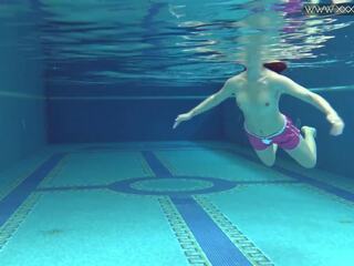 Offentlig rented svømming basseng til du striplings med babe dee