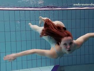 Ciężko w górę czeska femme fatale salaka swims nagie w the czeska basen