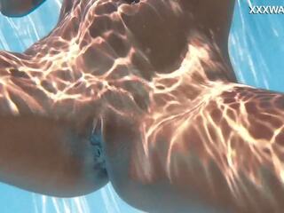 Excelente venezuelan mel em nu e negrito à beira da piscina natação sessão