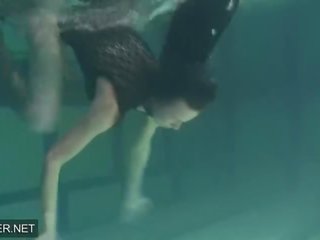 Afeitada morena marica irina polcharova desnudo en la piscina
