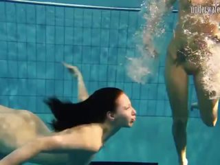 Момичета андреа и моника оголване един друг подводен