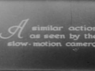 Copine et femme nu extérieur - action en lent motion (1943)