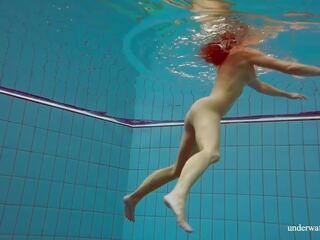 Deniska swell brunetka teenie duży cycki pływanie