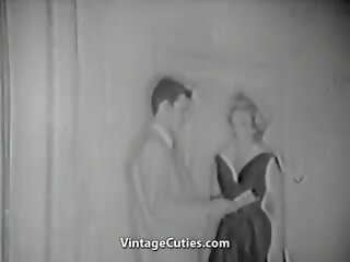 Survey människa picks upp en fågelunge (1950s tappning)