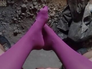 Pov klämma av nightmiss fötter i purple strumpbyxor ger slarvig avrunkning kön video- filmer