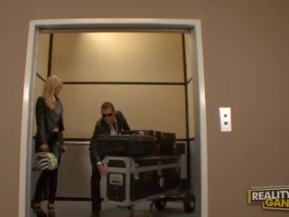 Amadora incrível loira puta fazendo broche e fica fodido em o elevador