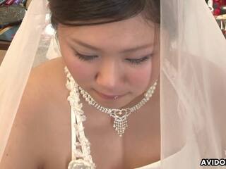 มโนหร หนุ่ม หญิง ใน a งานแต่งงาน ชุดกระโปรง